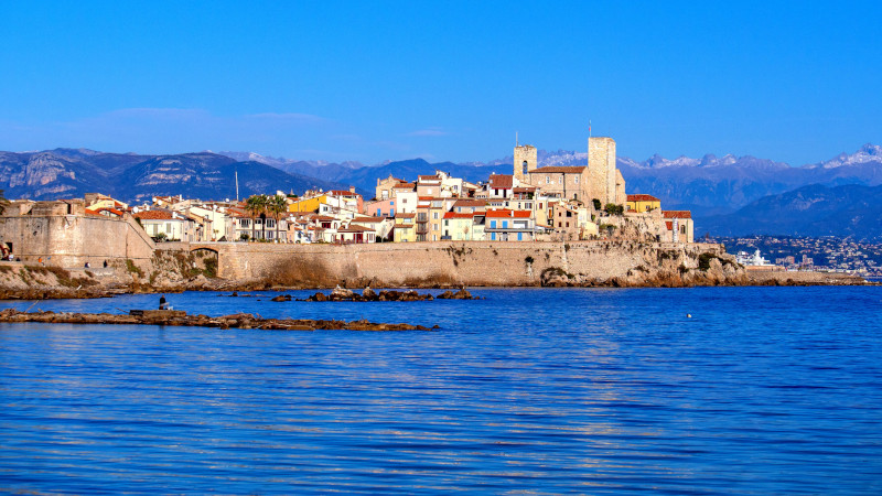Antibes, aprile 2025: sole, sabbia e cuscini quadrati